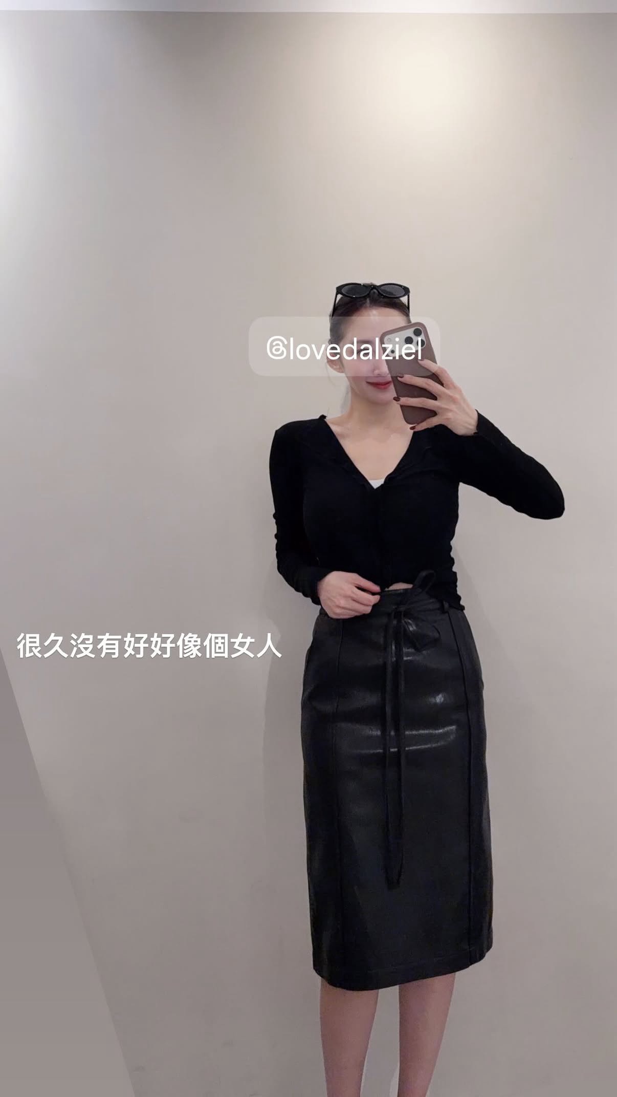 SK001-經典膝下後開衩皮裙
